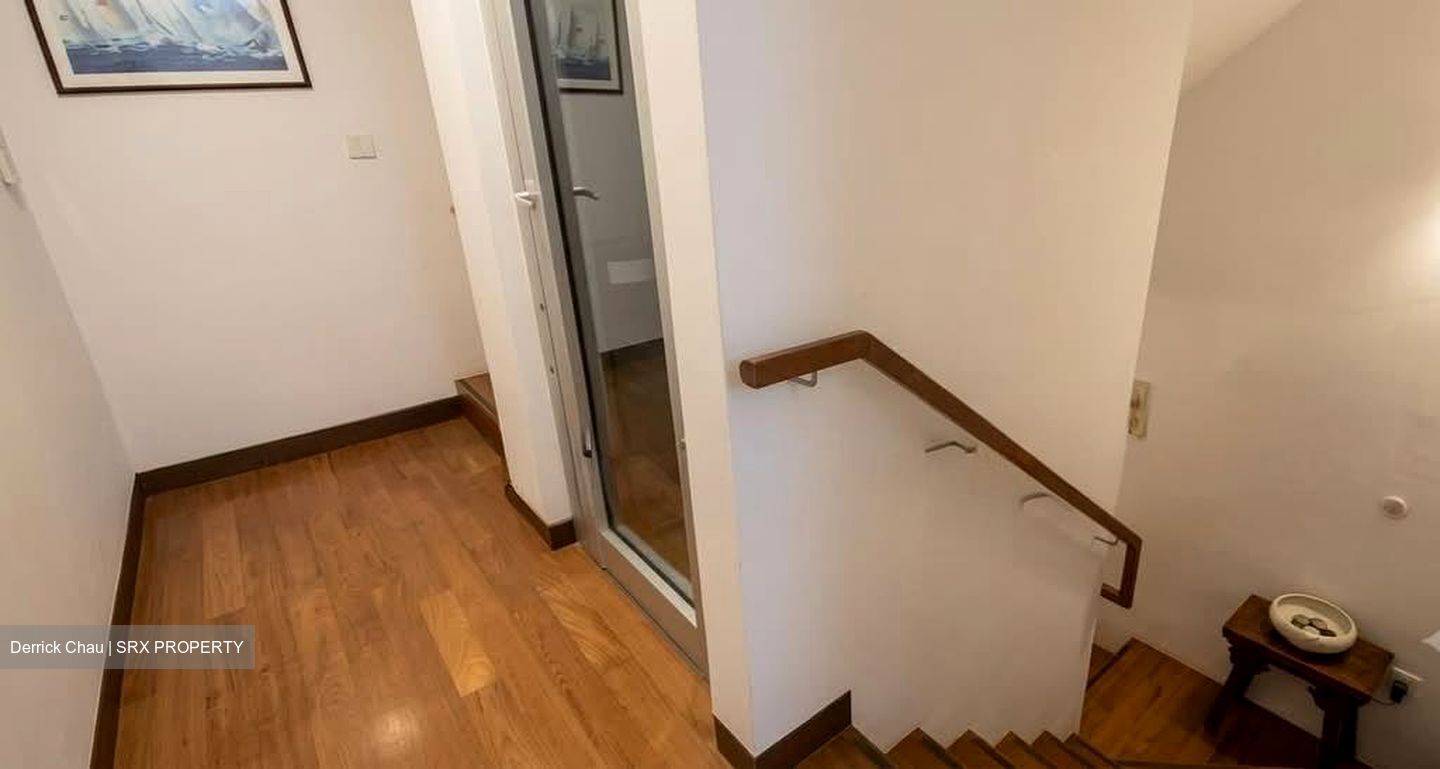 Charlton 18 (D19), Terrace #593945781